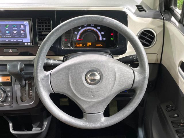 �C���e���A�ɍ��킹���f�U�C���̃X�e�A�����O�́A�^�]�������̂��Ƃ��l���A�^�]���₷���`��A�傫���ł��B�����x�A���ۂɐG���Ă��m���߂��������B