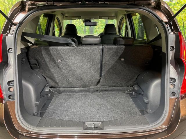 ���i�̂���������ʋ΁A���}���ɏ\���ȉ׎��X�y�[�X���m�ۂ��Ă���܂��B�Z�J���h�V�[�g��|���ƁA�傫�ȉו��̐ύڂ��\�ł���