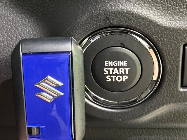 【キーレススタートシステム】カバンやポケットに入れたままでもドアの施錠・解錠が可能なスマートキーを装備。エンジンのオン・オフ時もカギを取り出す必要が無いからとっても便利です♪