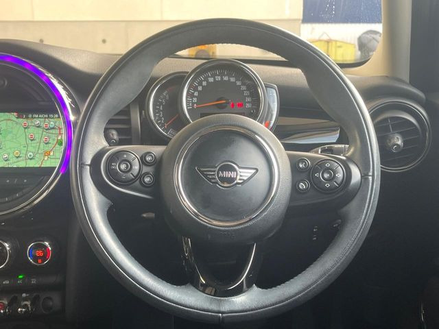 ���}���`�t�@���N�V�����X�e�A�����O:�n���h���̍��E�̃{�^���ŃI�[�f�B�I�̑I���≹�ʂ̒��߂��\�ł��B�n���h�����������������ł���̂ň��S�ł��ˁ�