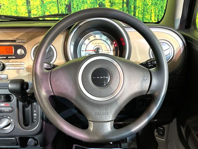 �C���e���A�ɍ��킹���f�U�C���̃X�e�A�����O�́A�^�]�������̂��Ƃ��l���A�^�]���₷���`��A�傫���ł��B�����x�A���ۂɐG���Ă��m���߂��������B