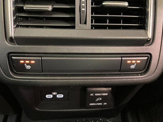 【前席+後席シートヒーター】寒い日に重宝するシートヒーターを後席にも装備!エアコンより早く温まってくれるので寒がりの人も安心ですね♪エアコンの温風は乾燥するから苦手、という方にもをおすすめです。