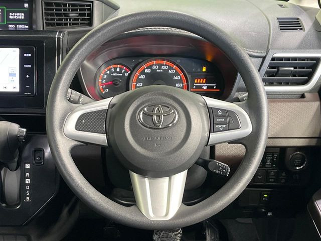 �C���e���A�ɍ��킹���f�U�C���̃X�e�A�����O�́A�^�]�������̂��Ƃ��l���A�^�]���₷���`��A�傫���ł��B�����x�A���ۂɐG���Ă��m���߂��������B