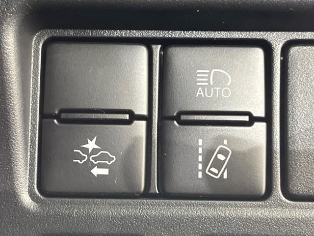 【レーントレーシングアシスト】高速道路走行時、車線からはみ出しそうになるとレーンの中央を走るようにステアリング操作をアシスト。より安全な運転をサポートしてくれます!