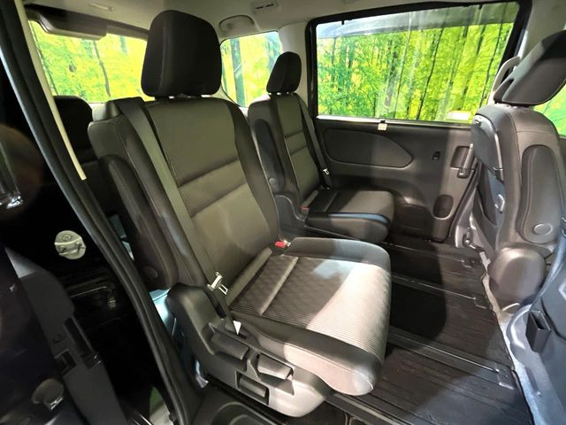 後部座席も気になるようなキズ・汚れやへたり等、大きなダメージはなく、良好な状態です。