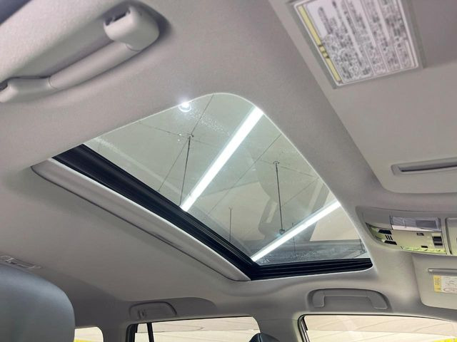 【サンルーフ】ボタンひとつで開閉可能!開放感たっぷりのサンルーフが装着されています!車内に明かりを取り入れたり景色を楽しむ以外にも、よどみがちな車内の空気も簡単に換気できて快適です!
