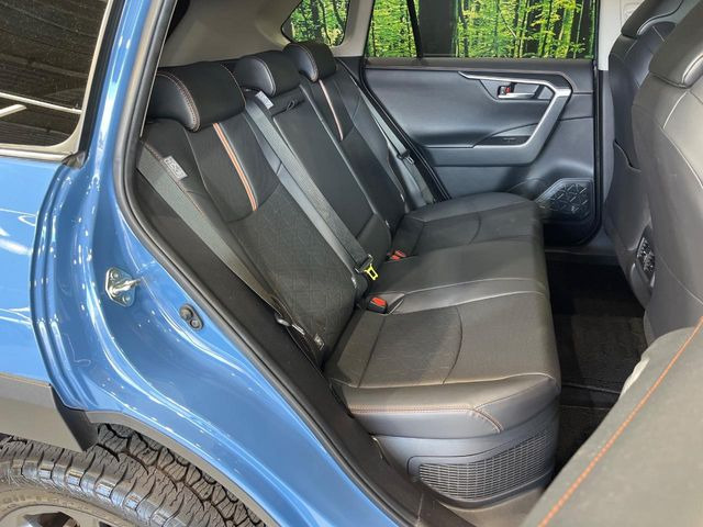 後部座席も気になるような傷・汚れやへたりなど、大きなダメージはなく、良好な状態です。