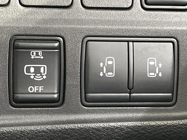 【両側スライドドア】駐車場で隣の車との間隔が狭く乗りにくい時、スライドドアなら安心!ドアオープン時も幅を取らず、開口部が広いので乗り降りがとっても簡単です。大きな荷物の出し入れも後席から可能♪