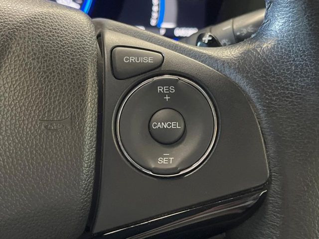【クルーズコントロール】高速道路もラクラク走行。アクセルを離しても一定速度で走行ができ、長距離運転時の負担を軽減!加速・減速も簡単なスイッチ操作で調整できます。