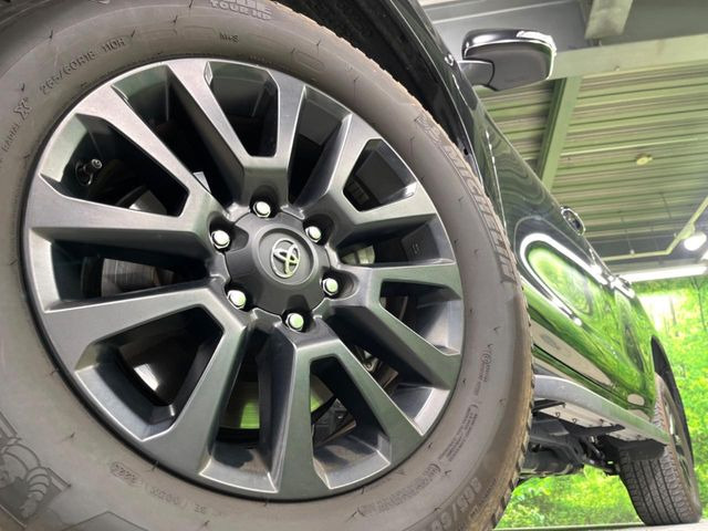 �y����18�C���`�A���~�z�C�[���z�O�ςɃ}�b�`���������A���~�z�C�[���𑕒����Ă���܂��B�e��ЊO�A���~�z�C�[����A�X�^�b�h���X�^�C�����戵�����Ă���܂��B���񂲑��k����������