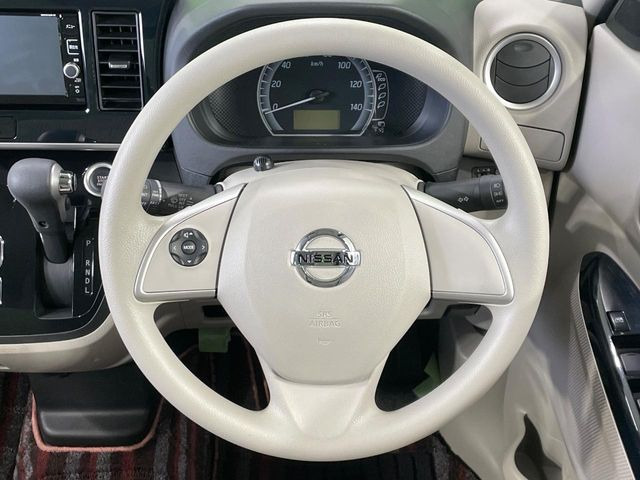 �C���e���A�ɍ��킹���f�U�C���̃X�e�A�����O�́A�^�]�������̂��Ƃ��l���A�^�]���₷���`��A�傫���ł��B�����x�A���ۂɐG���Ă��m���߂��������B