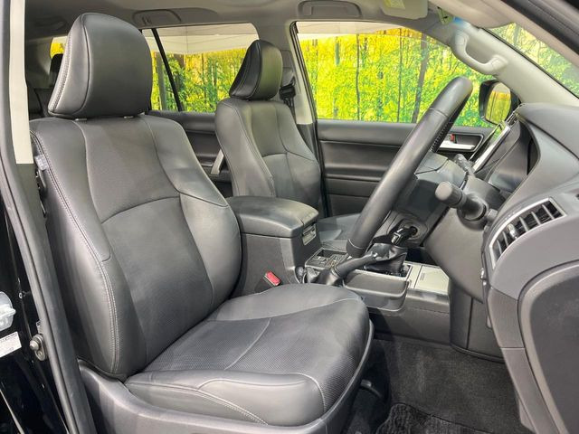 運転席シート廻りは使用感も少なく、良好な状態となっています。前オーナー様が丁寧に使っていたことがよくわかりますね。