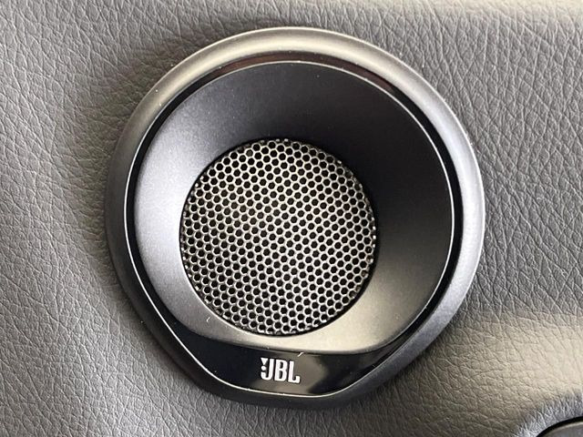 �yJBL�T�E���h�V�X�e���z���[�J�[�I�v�V�����̍��i�ʃT�E���h�V�X�e���𓋍ځB��p�̃`���[�j���O���{���ꂽ�召�l�X�ȃX�s�[�J�[����ǎ��ȃT�E���h���t�ł��A�Տꊴ���ӂ�鉹����Ԃ����o���܂��B