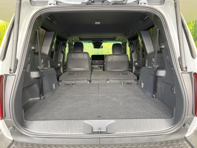 ���i�̂���������ʋ΁A���}���ɏ\���ȉ׎��X�y�[�X���m�ۂ��Ă���܂��B�Z�J���h�V�[�g��|���ƁA�傫�ȉו��̐ύڂ��\�ł���