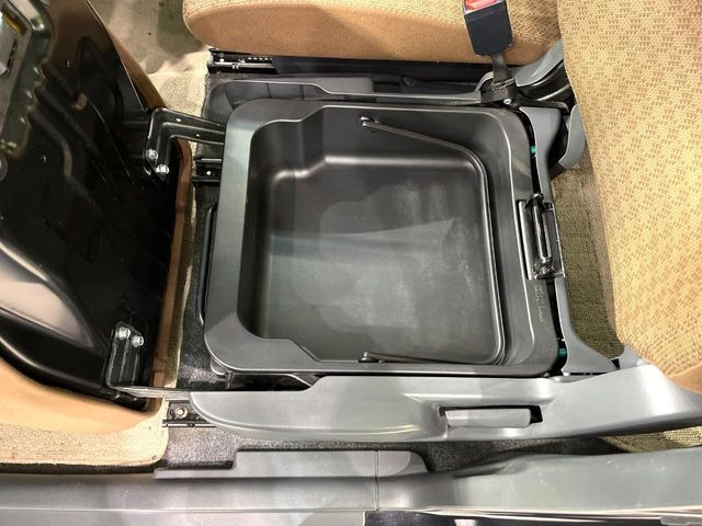 �y�V�[�g�A���_�[�{�b�N�X�z�V�[�g�̉��ɑ�e�ʂ̎��[�X�y�[�X��������Ă���A�C���ԃO�b�Y�ȂǁA�O���猩��ꂽ���Ȃ����̂�����������[�ł��ĕ֗�!