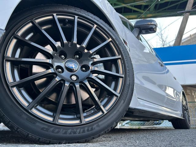 �y����18�C���`�A���~�z�C�[���z�O�ςɃ}�b�`���������A���~�z�C�[���𑕒����Ă���܂��B�e��ЊO�A���~�z�C�[����A�X�^�b�h���X�^�C�����戵�����Ă���܂��B���񂲑��k����������