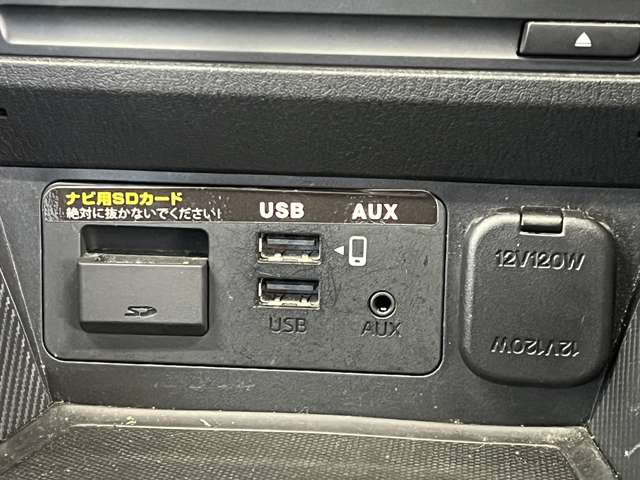 �[�d�pUSB�AUSB�AAUX�ڑ��t���ň��S��