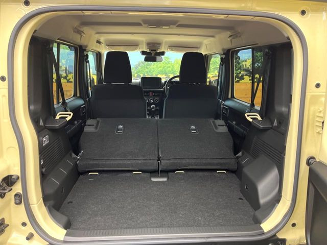 ���i�̂���������ʋ΁A���}���ɏ\���ȉ׎��X�y�[�X���m�ۂ��Ă���܂��B�Z�J���h�V�[�g��|���ƁA�傫�ȉו��̐ύڂ��\�ł���