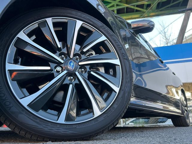 �y����18�C���`�A���~�z�C�[���z�O�ςɃ}�b�`���������A���~�z�C�[���𑕒����Ă���܂��B�e��ЊO�A���~�z�C�[����A�X�^�b�h���X�^�C�����戵�����Ă���܂��B���񂲑��k����������