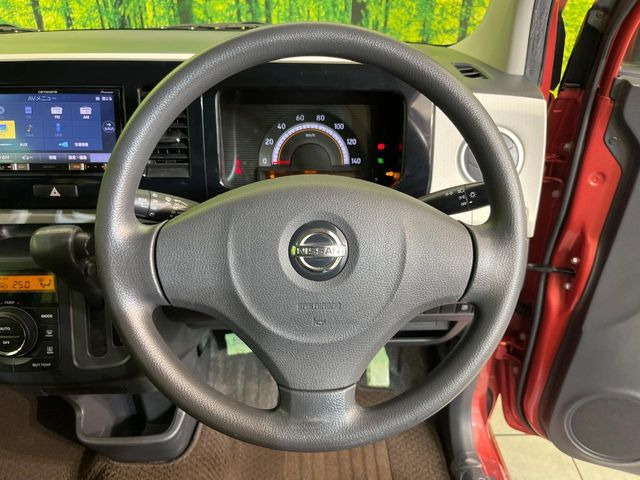 �C���e���A�ɍ��킹���f�U�C���̃X�e�A�����O�́A�^�]�������̂��Ƃ��l���A�^�]���₷���`��A�傫���ł��B�����x�A���ۂɐG���Ă��m���߂��������B