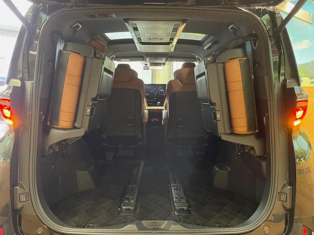 ���i�̂���������ʋ΁A���}���ɏ\���ȉ׎��X�y�[�X���m�ۂ��Ă���܂��B�Z�J���h�V�[�g��|���ƁA�傫�ȉו��̐ύڂ��\�ł���