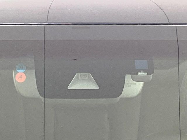 【衝突軽減装置】走行中に前方の車両等を認識し、衝突しそうな時は警報とブレーキで衝突回避と被害軽減をアシスト。より安全にドライブをお楽しみいただけます。