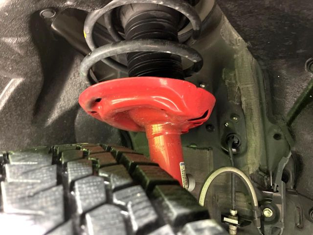 お車を安心してお乗りいただく為には、足回りの定期点検が欠かせません。サービスサポート(有償保証)では無料点検もご提供しており、安心のカーライフをお過ごしいただけるサポート体制が整っています。