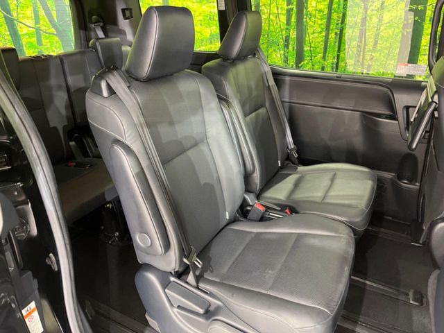 後部座席も気になるようなキズ・汚れやへたり等、大きなダメージはなく、良好な状態です。