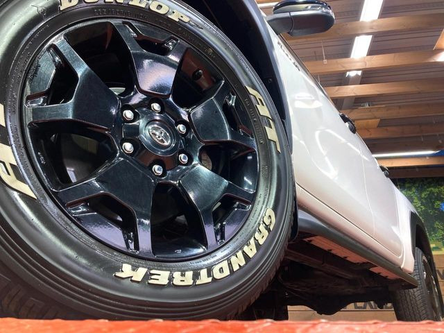 �y����18�C���`�A���~�z�C�[���z�O�ςɃ}�b�`���������A���~�z�C�[���𑕒����Ă���܂��B�e��ЊO�A���~�z�C�[����A�X�^�b�h���X�^�C�����戵�����Ă���܂��B���񂲑��k����������