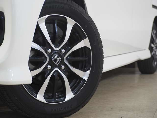 タイヤのホイールの細かいところまでキレイいにしてからお渡しします!