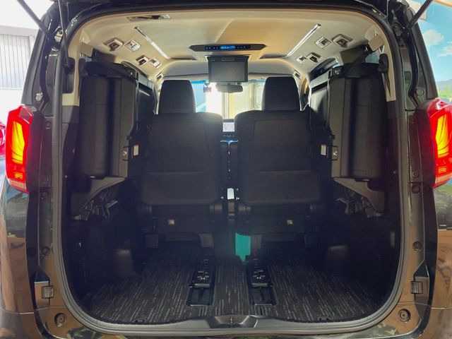 ���i�̂���������ʋ΁A���}���ɏ\���ȉ׎��X�y�[�X���m�ۂ��Ă���܂��B�Z�J���h�V�[�g��|���ƁA�傫�ȉו��̐ύڂ��\�ł���