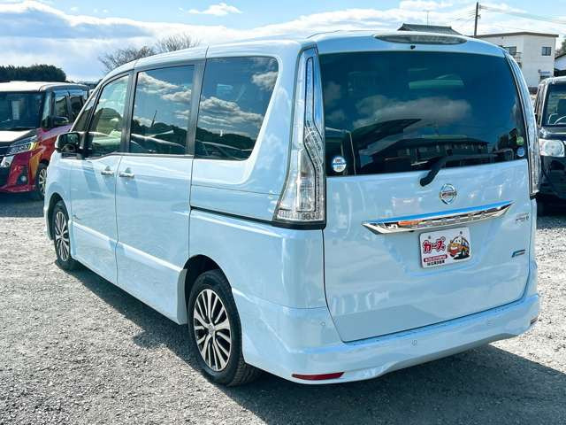 ���X�ł͌y�����Ԃ��畁�ʎԂ܂ŕ��L���I�[�����[�J�[�̎Ԏ�E�F�E�O���[�h��L�x�ɑ����Ă���܂��B