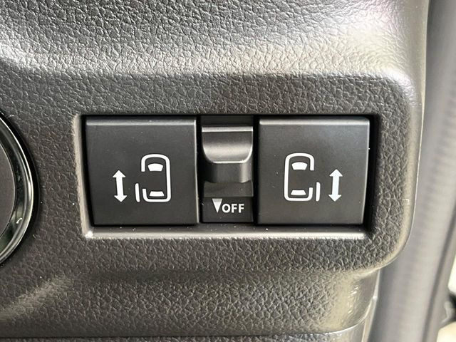 【両側パワースライドドア】スマートキーや運転席のスイッチで後席両側スライドドアの開閉が可能♪電動だから力を入れてドアを開ける必要が無く、小さなお子様でも簡単に開け閉めでき快適です♪