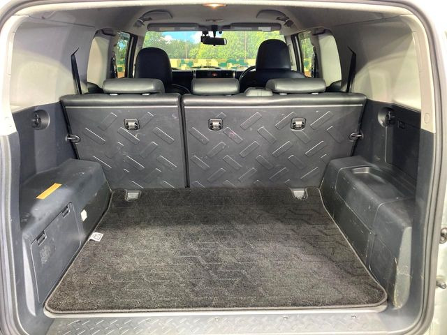 ���i�̂���������ʋ΁A���}���ɏ\���ȉ׎��X�y�[�X���m�ۂ��Ă���܂��B�Z�J���h�V�[�g��|���ƁA�傫�ȉו��̐ύڂ��\�ł���