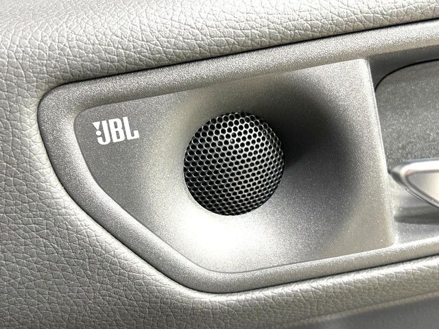 �yJBL�T�E���h�V�X�e���z���[�J�[�I�v�V�����̍��i�ʃT�E���h�V�X�e���𓋍ځB��p�̃`���[�j���O���{���ꂽ�召�l�X�ȃX�s�[�J�[����ǎ��ȃT�E���h���t�ł��A�Տꊴ���ӂ�鉹����Ԃ����o���܂��B