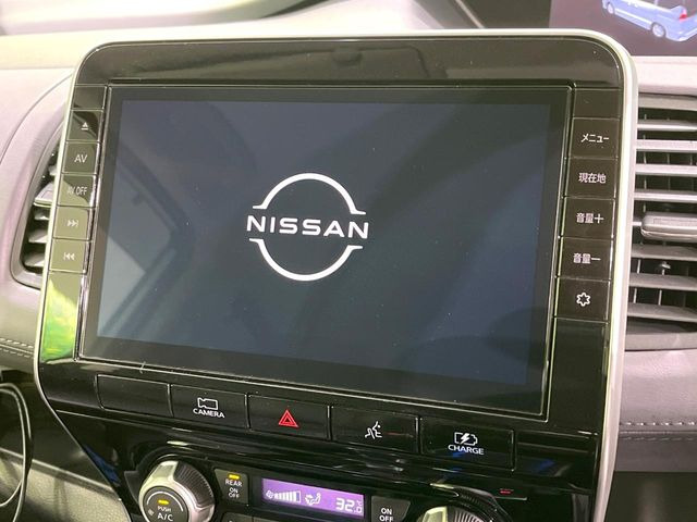 【純正10型ナビ】人気の純正ナビを装備しております。ナビの使いやすさはもちろん、オーディオ機能も充実!キャンプや旅行はもちろん、通勤や買い物など普段のドライブも楽しくなるはず♪