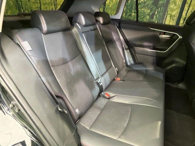 【合皮シート】汚れのふき取りが容易でメンテナンスもが簡単な、機能性に優れる合成皮革を採用した上質なシートです。座り心地もよく、高級感あふれる心地良い車内空間を演出してくれます。