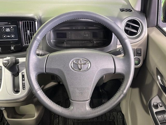 �C���e���A�ɍ��킹���f�U�C���̃X�e�A�����O�́A�^�]�������̂��Ƃ��l���A�^�]���₷���`��A�傫���ł��B�����x�A���ۂɐG���Ă��m���߂��������B