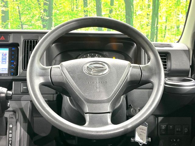 �C���e���A�ɍ��킹���f�U�C���̃X�e�A�����O�́A�^�]�������̂��Ƃ��l���A�^�]���₷���`��A�傫���ł��B�����x�A���ۂɐG���Ă��m���߂��������B