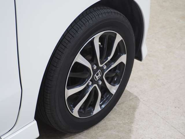 タイヤのホイールの細かいところまでキレイいにしてからお渡しします!