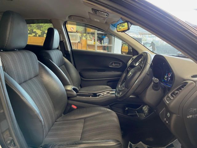 【ハーフレザーシート】高級感と座り心地を両立した人気のシート♪背面・座面のファブリック素材は、通気性の良さや滑りにくさに優れています。気温や服装に左右されず快適にお乗りいただけます。