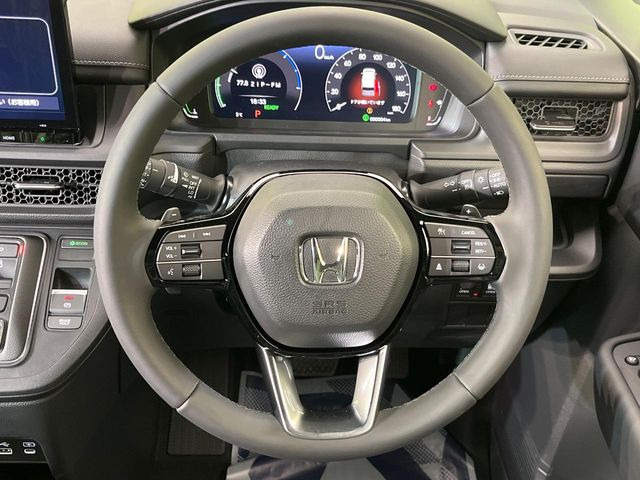 �C���e���A�ɍ��킹���f�U�C���̃X�e�A�����O�́A�^�]�������̂��Ƃ��l���A�^�]���₷���`��A�傫���ł��B�����x�A���ۂɐG���Ă��m���߂��������B