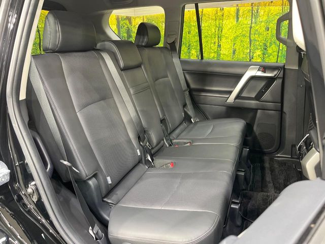 後部座席も気になるようなキズ・汚れやへたり等、大きなダメージはなく、良好な状態です。