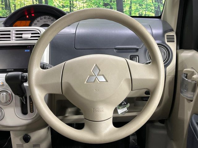 �C���e���A�ɍ��킹���f�U�C���̃X�e�A�����O�́A�^�]�������̂��Ƃ��l���A�^�]���₷���`��A�傫���ł��B�����x�A���ۂɐG���Ă��m���߂��������B