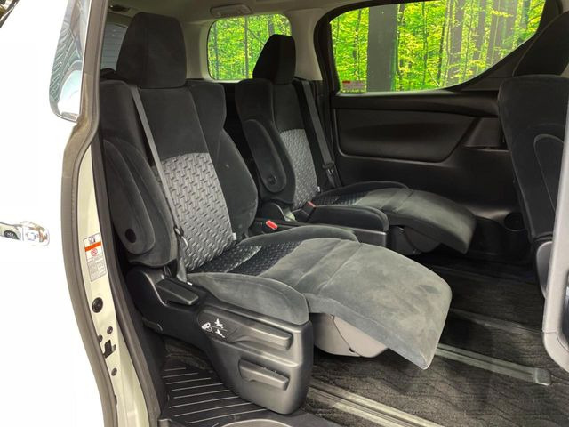 広々とした2列目シートは居住性が高く、居心地も快適!友達や家族とのお出かけにぴったりです。ベビーシートやチャイルドシート使用時も快適にお過ごしいただける十分な空間を確保しています。