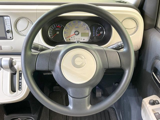 �C���e���A�ɍ��킹���f�U�C���̃X�e�A�����O�́A�^�]�������̂��Ƃ��l���A�^�]���₷���`��A�傫���ł��B�����x�A���ۂɐG���Ă��m���߂��������B