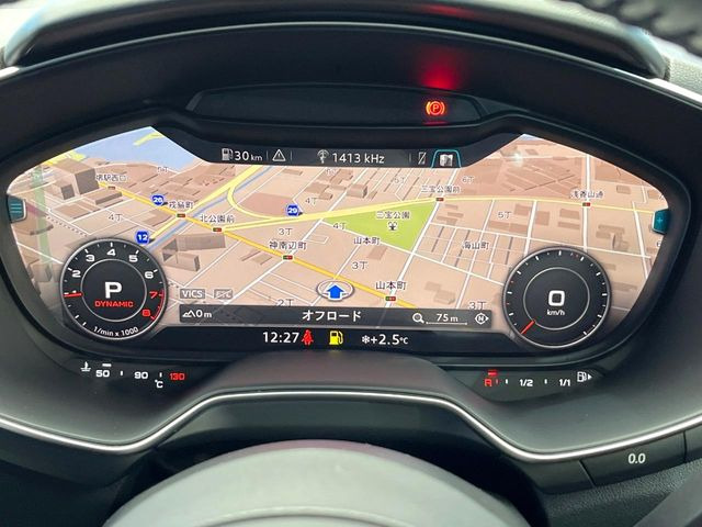 ●バーチャルコックピット:全体が液晶パネルとなっている先進的なメーターパネル。通常のスピードメーターとしての機能はもちろん、ナビ・オーディオ機能の確認・操作もでき、運転に集中しやすくなっております。
