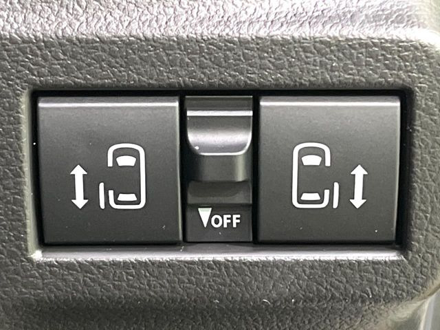 【両側パワースライドドア】スマートキーや運転席のスイッチで後席両側スライドドアの開閉が可能♪電動だから力を入れてドアを開ける必要が無く、小さなお子様でも簡単に開け閉めでき快適です♪
