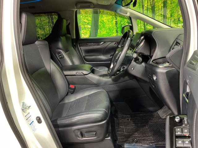 【合皮レザーシート】汚れのふき取りが容易でメンテナンスもが簡単な、機能性に優れる合成皮革を採用した上質なシートです。座り心地もよく、高級感あふれる心地良い車内空間を演出してくれます。