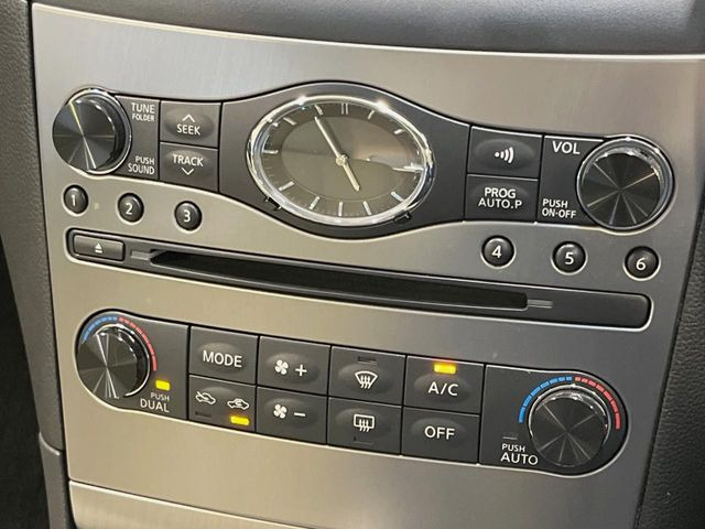 【左右独立型フルオートエアコン】運転席と助手席でそれぞれお好みの温度に設定可能。同乗者にも配慮した、快適な空調をお届け致します。